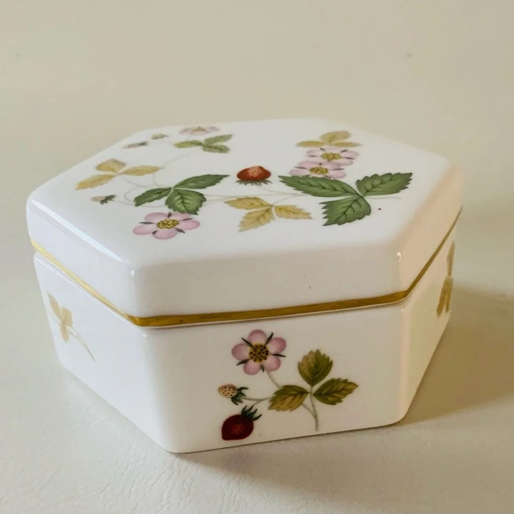 Wedgwood wild strawberry trinket box